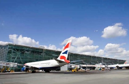 В аэропортах Лондона задержали более 500 рейсов