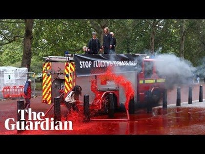 В Лондоне экоактивисты попытались облить краской здание министерства