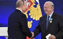 Владимир Путин наградил почетного консула России на Крите