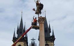 Статуя Девы Марии вернулась на Староместскую площадь в Праге спустя сто лет 