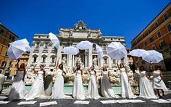 Итальянские невесты устроили акцию протеста в Риме