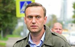 Оппозиционного политика Алексея Навального переправляют в Германию