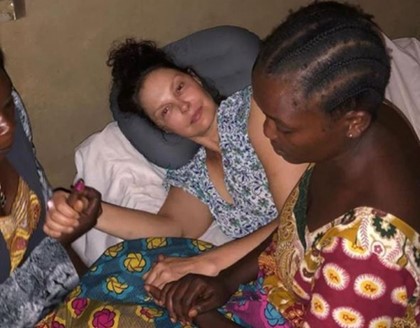 Эшли Джадд сломала ногу в путешествии по Африке