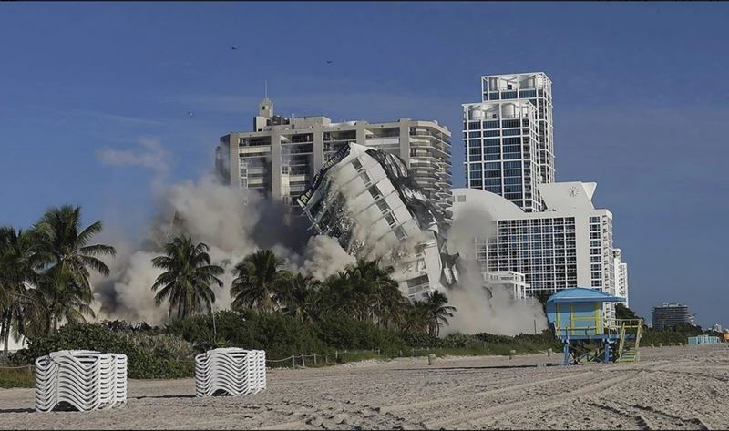 В Майами взорвали легендарный отель Deauville Beach Resort