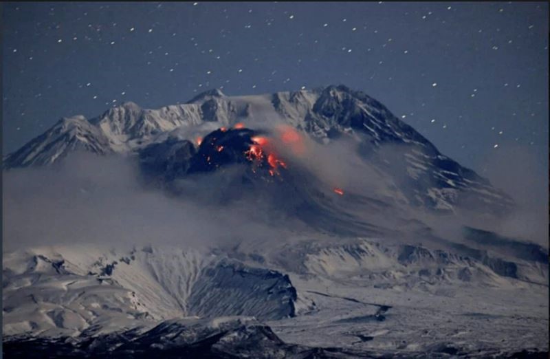 Красиво и опасно. Туристы едва не погибли ради фотографий извержения на Камчатке