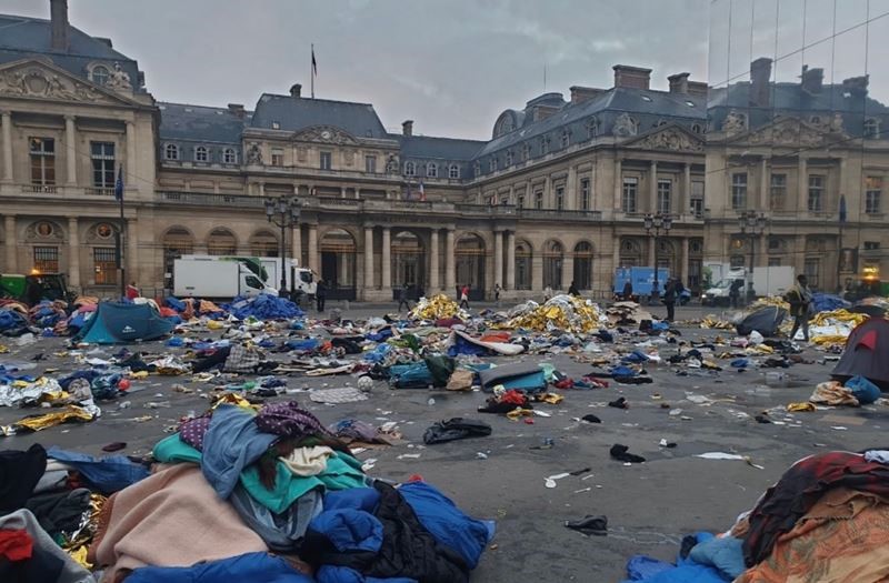 Митингующие превратили достопримечальность Парижа в свалку