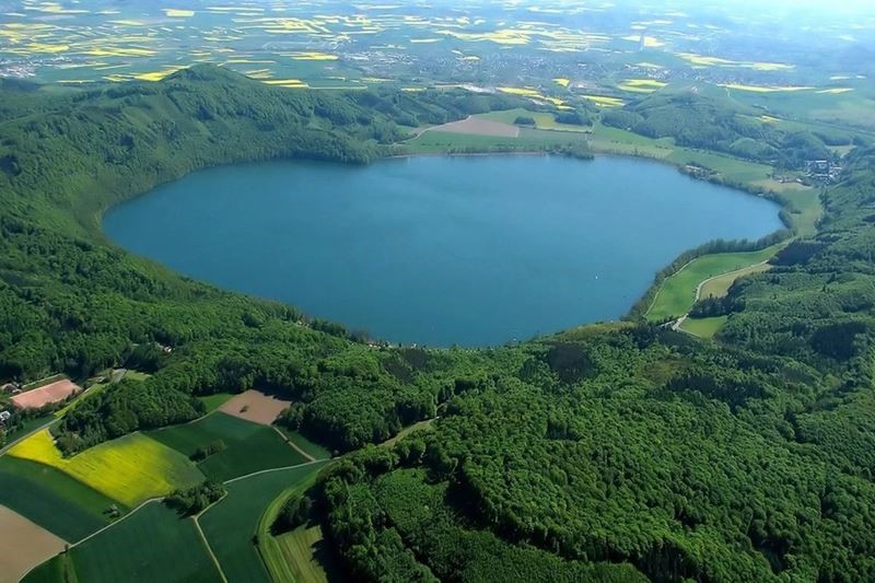 Бомба под Европой. Чем опасно озеро Лаах в Германии?