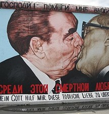 Берлинская стена: падение продолжается