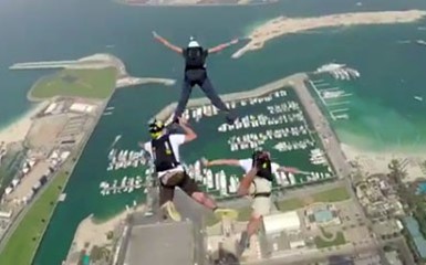 Массовый прыжок с самого высокого здания в мире