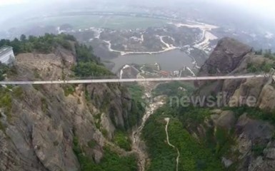 Подвесной стеклянный мост в Китае
