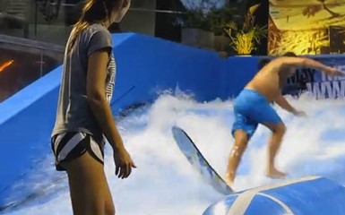 Туристы пытаются освоить серфинг на Пхукете