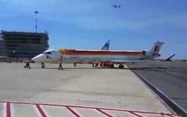 Сотрудники аэропорта Рима толкают самолет до курорта
