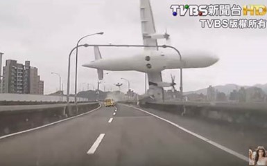 В Китае самолет врезался в мост