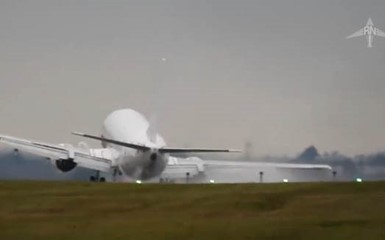 Пассажирский Boeing чуть не перевернулся при посадке в Праге