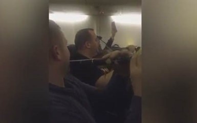 Пассажиры развлекли стюардесс Ryanair