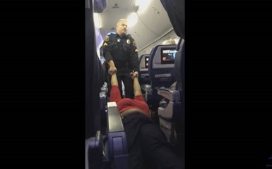 Пассажирку вышвырнули из самолета