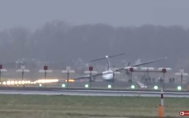 Самолет Flybe совершил жесткую посадку в Амстердаме