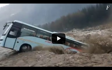 Автобусы смывает потоками воды в районе города Манали