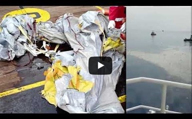 Видео с места крушения пассажирского Боинга (Boeing) 737, вылетевшего из Джакарты