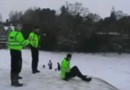 Британские полицейские катаются с горки