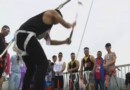 Туристы пытаются разбить стеклянный мост в Китае