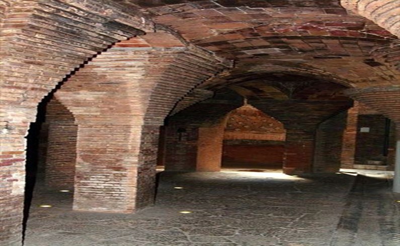 Конюшни в подвале дворца