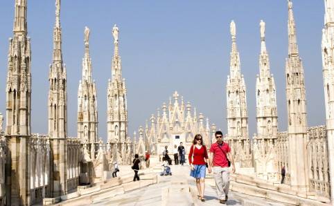 Туристы гуляют по Милану