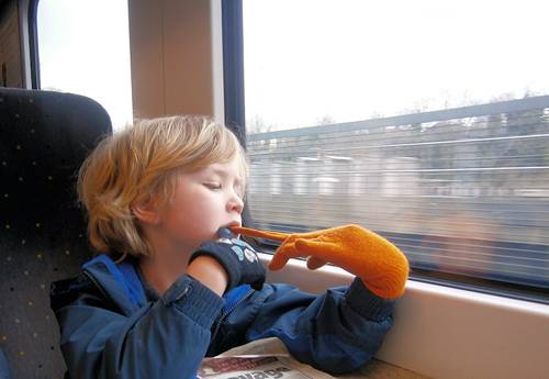 Как развлечь ребенка в поезде