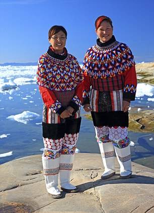 инуиты в национальных костюмах