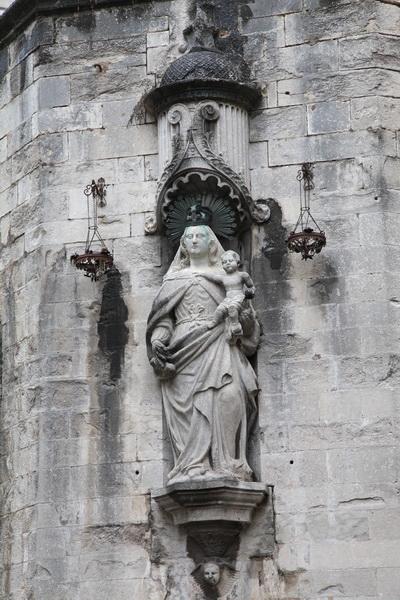 Статуя Святой Марии на фасаде Кафедрального собора
