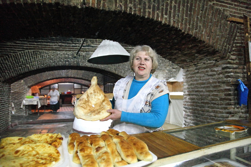 Шотис пури традиционный грузинский хлеб