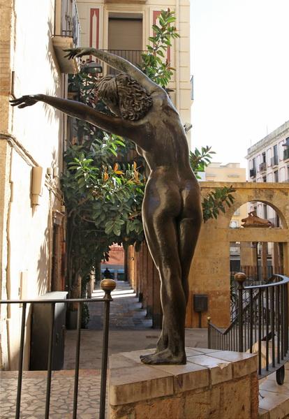 Скульптура Ветер каталонского мастера Жузепа Жассана установлена в1986 году рядом с храмом Святого Петра