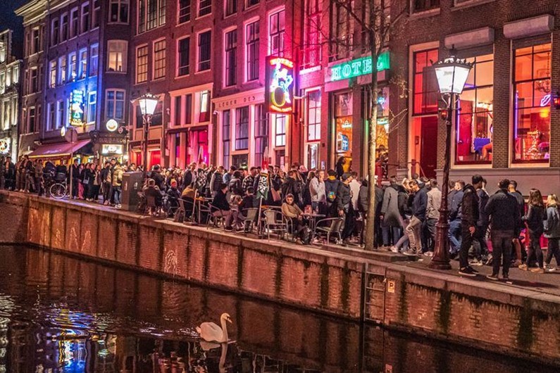 Нет разврату! В Амстердаме борются с алко-круизами и кварталом красных фонарей