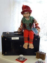 Человечек на чемодане из музея Куклы