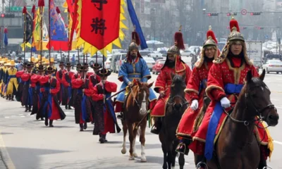 Традиционное конное шествие в центре Сеула