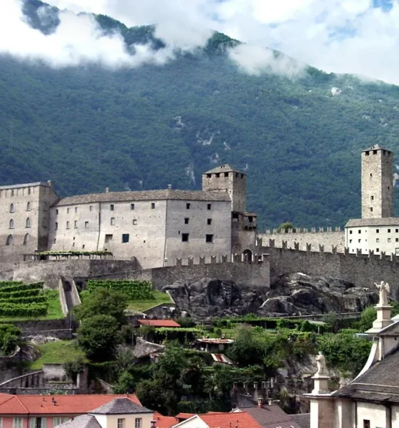 Беллинцона (итал. Bellinzona) - старинный швейцарский город трех замков