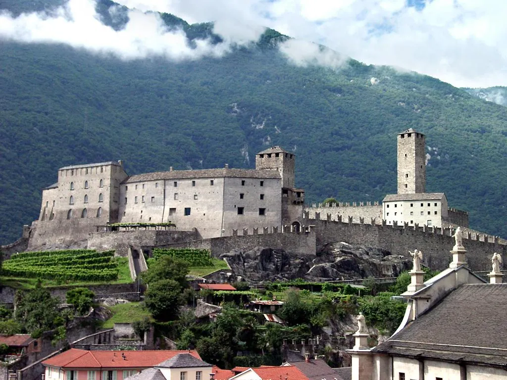 Беллинцона (итал. Bellinzona) - старинный швейцарский город трех замков