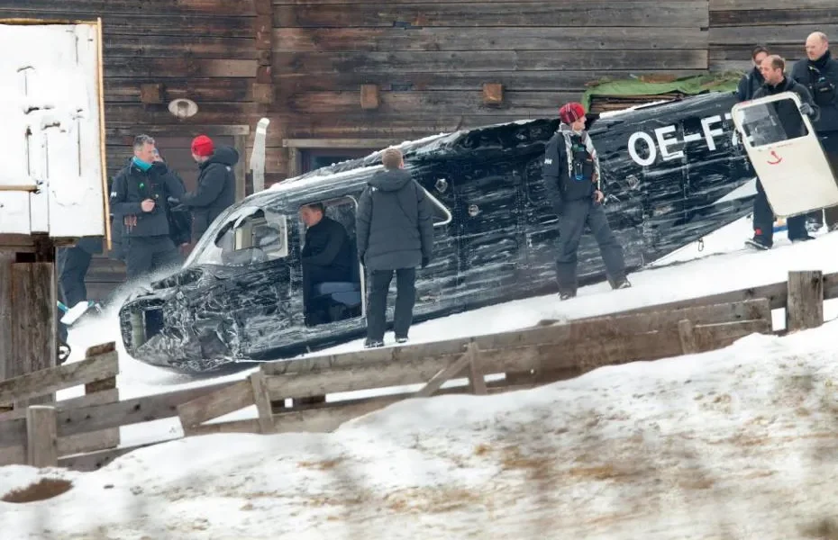 Участники фильма о Бонде устроили дебош в самолете