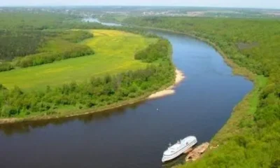 Круизный теплоход застрял на Волге