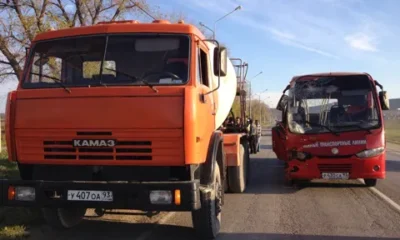 В Анапе грузовик столкнулся с туристическим автобусом