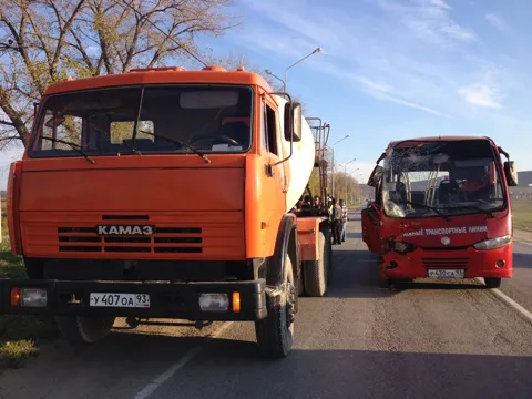 В Анапе грузовик столкнулся с туристическим автобусом