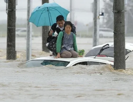 Японию затопило наводнение