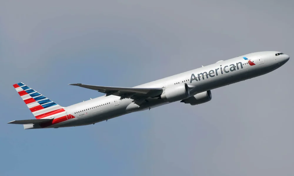 Пилот American Airlines умер во время рейса