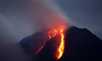 При извержении вулкана Баруджари в Индонезии пропали без вести около 400 туристов