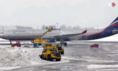 Из-за непогоды в аэропортах Москвы отменены и задержаны более 100 рейсов