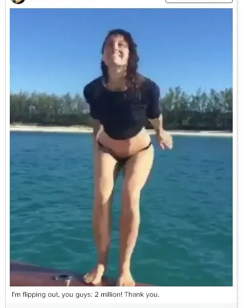 Джессика Бил поразила сальто в бикини