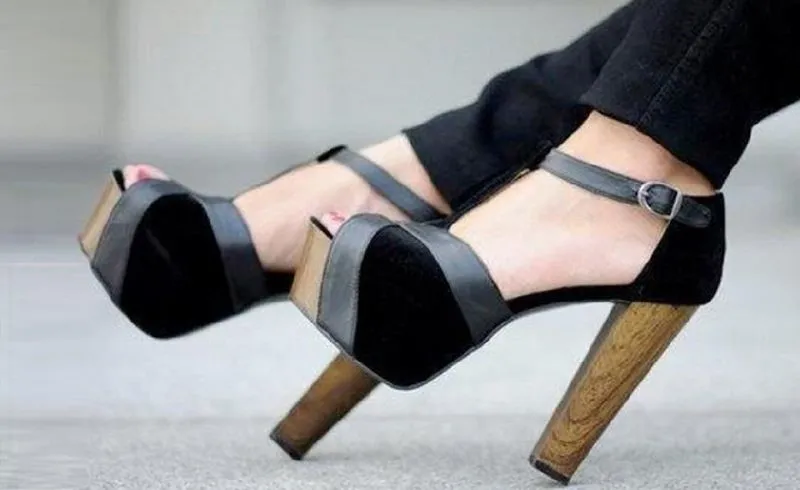 Полиция задержала даму, перевозившую крупную сумму наличных в каблуках