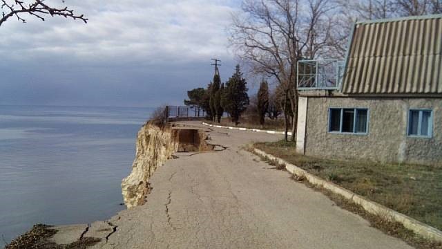 В Севастополе на мысе Фиолент обвалился берег