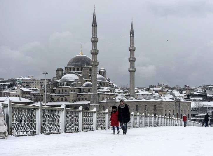 Снегопады парализовали Стамбул: Босфор закрыт