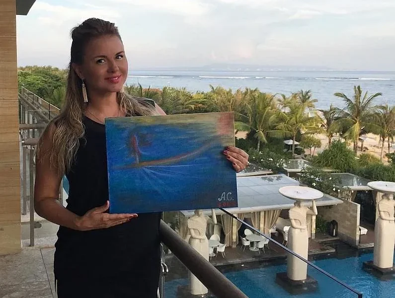 На фото из отпуска фанаты разглядели округлившийся живот Анны Семенович